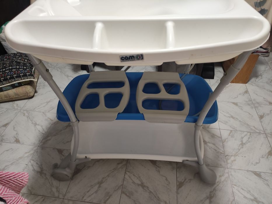 Vendo banheira de bebé com móvel de rodas