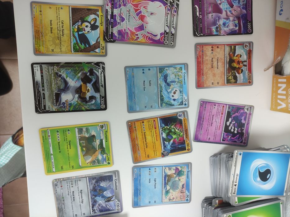Cartas Pokémon novas, algumas encontram se seladas completamente...