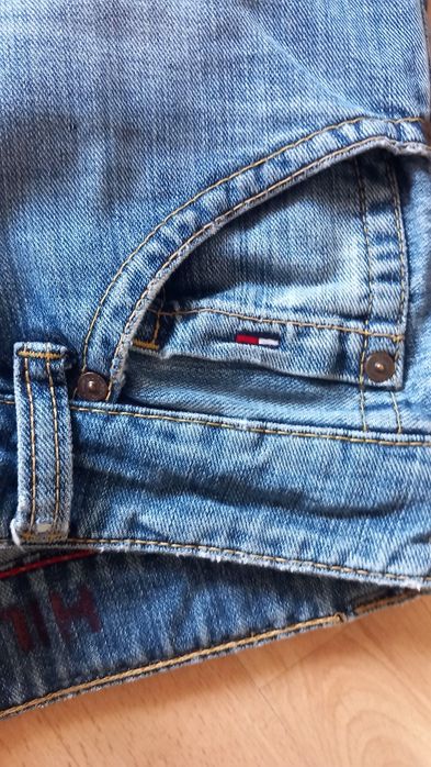 Hilfiger Denim r L dół nogawek lekko poszarpany
