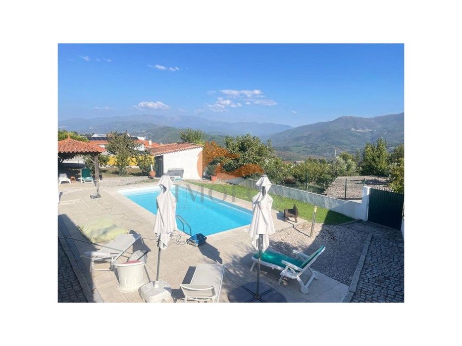 Moradia com piscina e vistas espetaculares sobre todo o vale do rio...