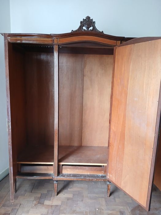 Excelente roupeiro com incrustacoes de madeira