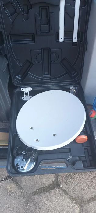 Antena satelitarna walizkowa