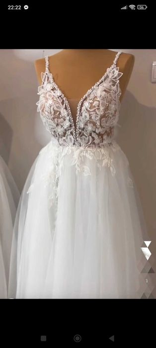 Suknia ślubna z rozporkiem