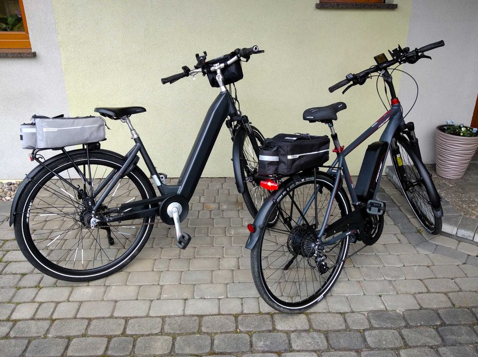 Dwa elektryczne rowery trekingowe