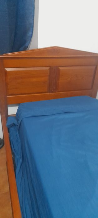 Cama pinho mel solteiro com mesa de cabeçeira com 3 gavetas