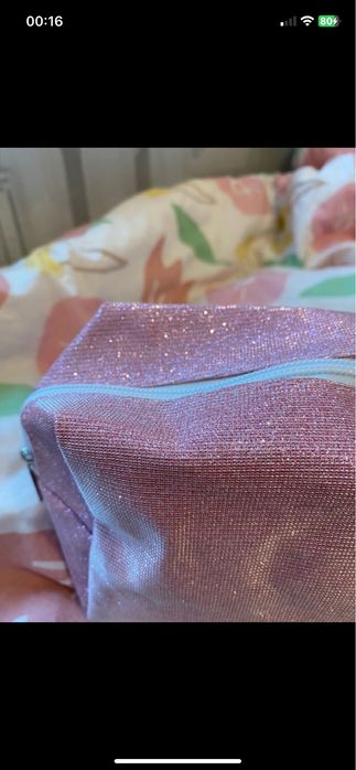 Nowa kosmetyczka różowa pudrowy róż brokatowa średniej wielkości