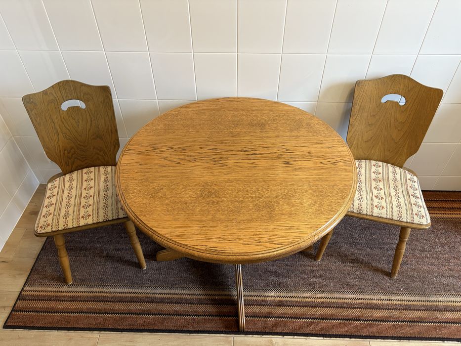 Stolik dębowy z dwoma krzesłami