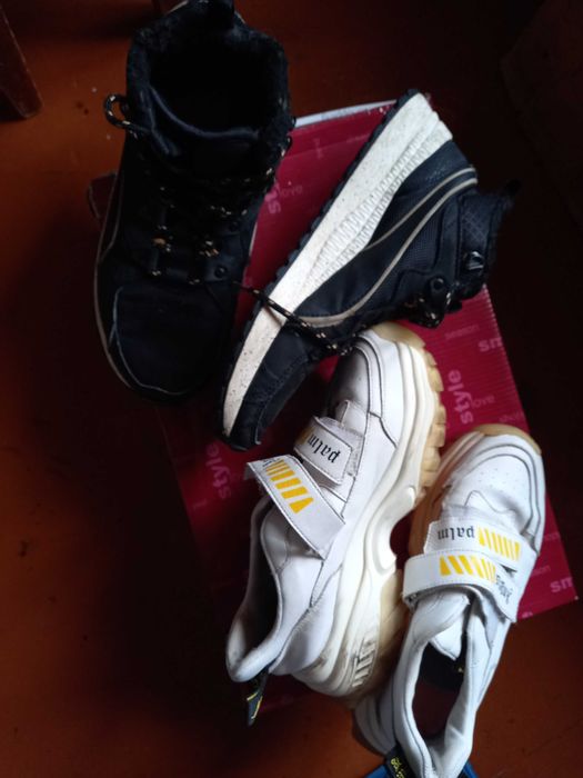 Кроссовки . длина подошвы 25 см, две пары в одной посылке