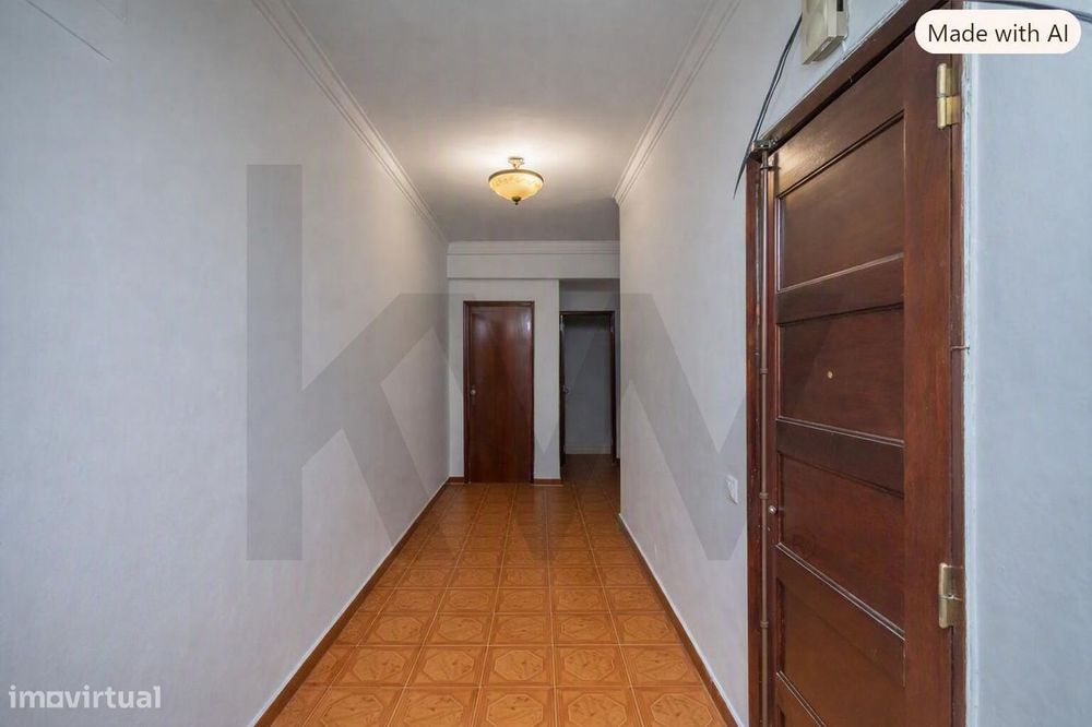 Apartamento T4 transformado em T3 na Amora