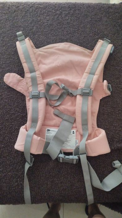 Porta-bebé Kinderkraft de menina.