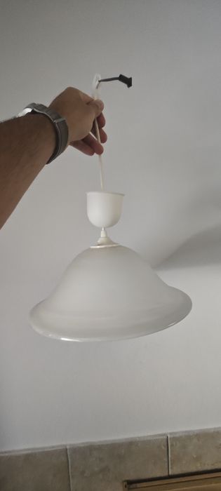 candeeiro suspenso clássico com cúpula de vidro fosco