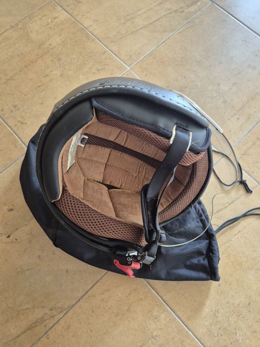 Capacete e luvas