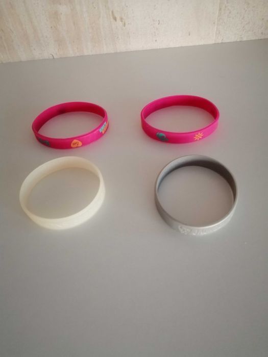 Vários aneis e pulseiras para menina