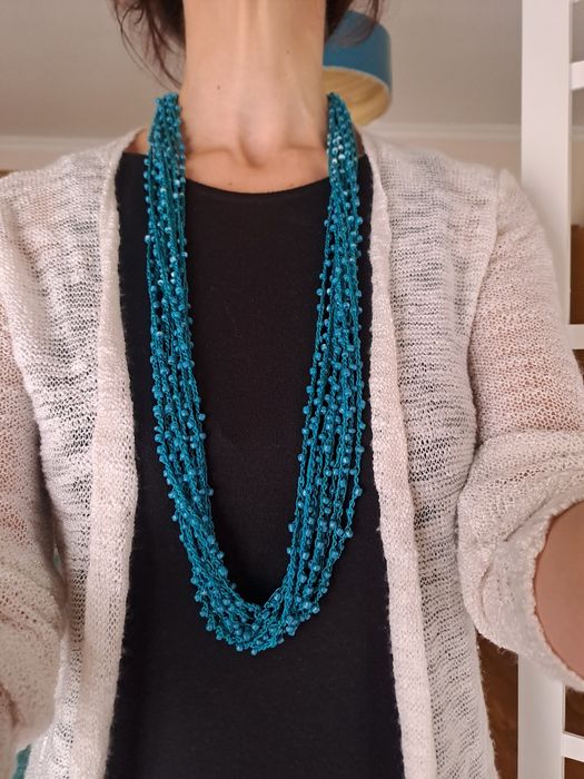 Colar de missangas azul turquesa com várias voltas