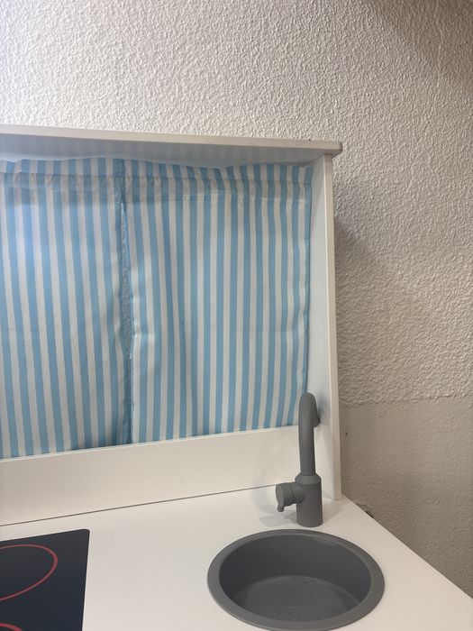 cozinha de madeira com peças de plastico incluidas