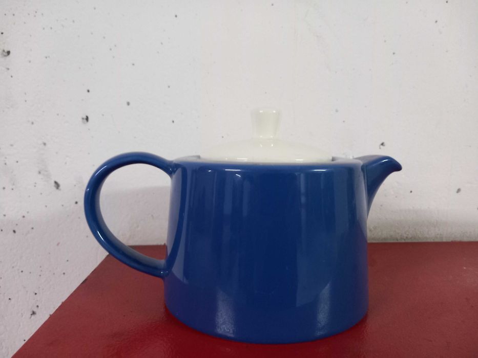 Two Tea Pots64575276827905121