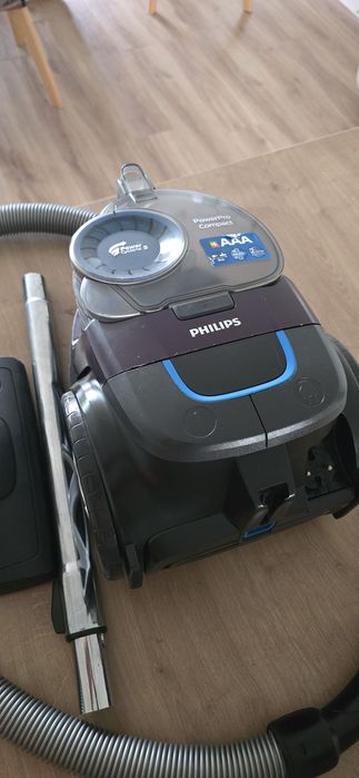 Mocny bezworkowy odkurzacz PHILIPS PowerPro Compact o mocy 1800W.