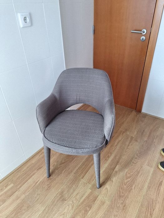 4 Cadeiras de tecido cinzentas com braços