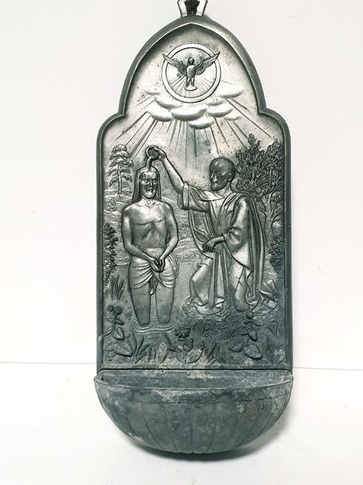Antiga pia de Água Benta em estanho - São João Baptista e Jesus