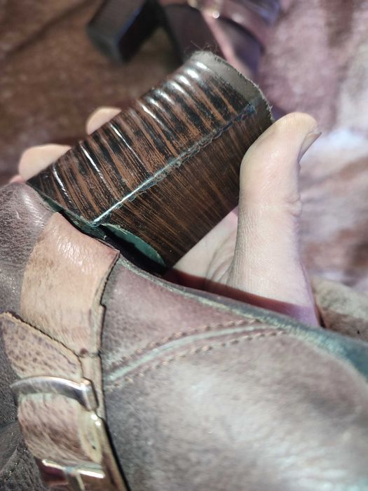 Чоботи 38 р коричневі шкіряні , каблук 8 см