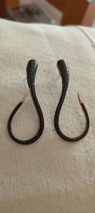 Brincos cobra em prata com zircónias pretas