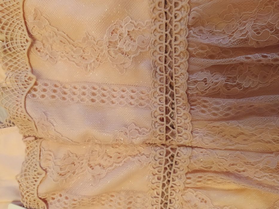 Piękna nowa sukienka firmy Allyson, bogato zdobiona