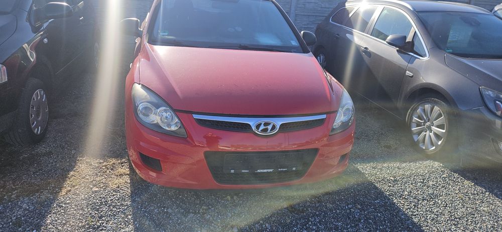 Przód Hyundai i30 czerwony przód