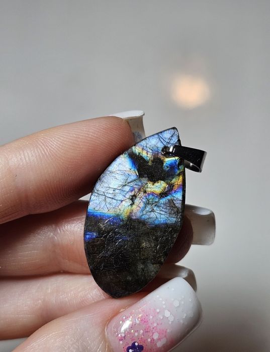 Labradoryt naturalny wisiorek.