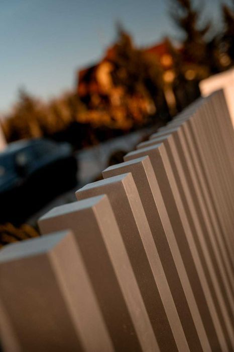 Ogrodzenie grzebieniowe profile pionowe palisada pionowa