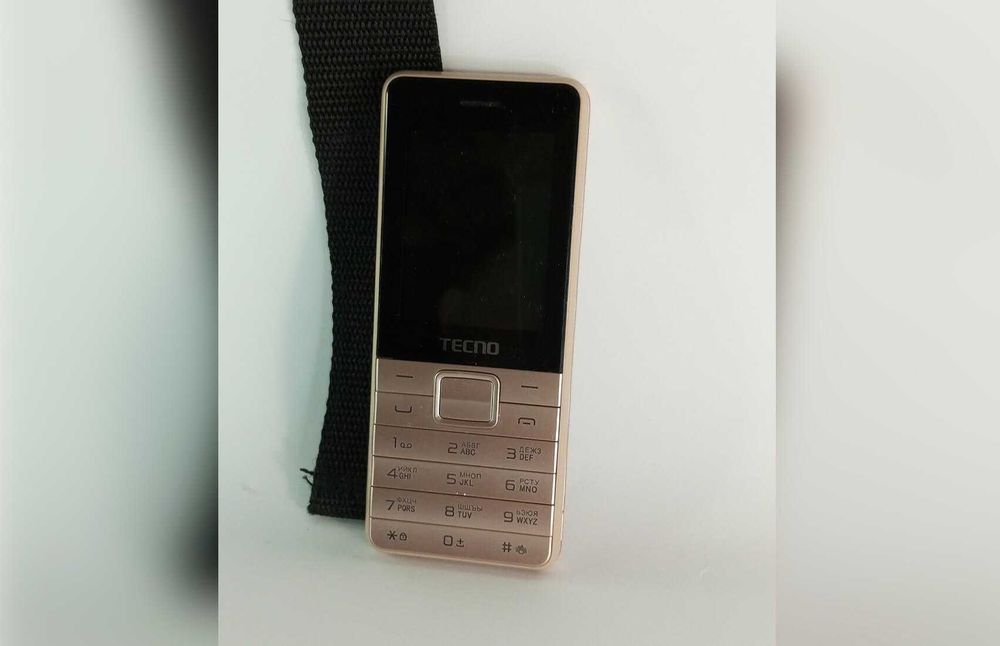 Телефон мобільний для роботи з 3-ма SIM-картами Tecno золотистий
