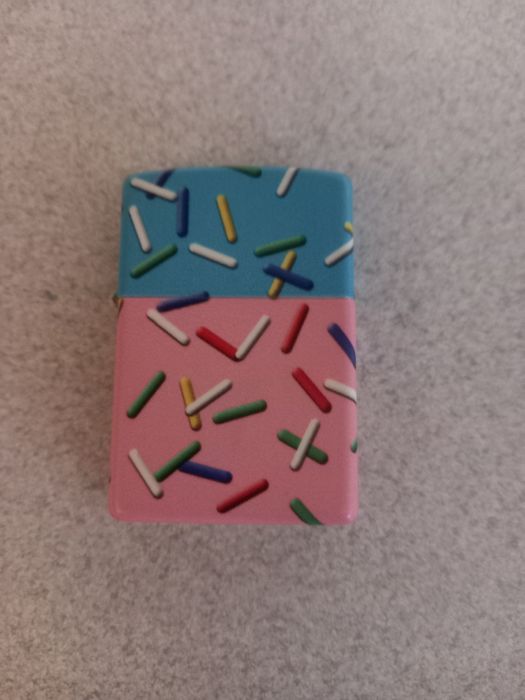 Продам зажигалку Zippo