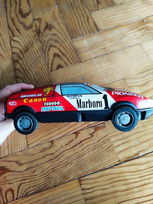 Carro antigo de lata