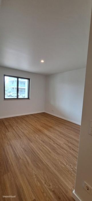 Apartamento T2 com jardim, Loures