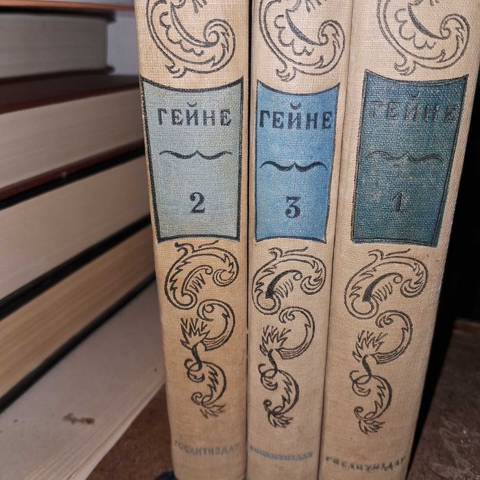 Продам старовинні книги.