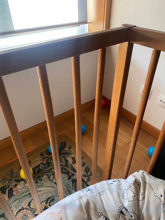 Cama de grades em madeira natural com colchão e resguardo
