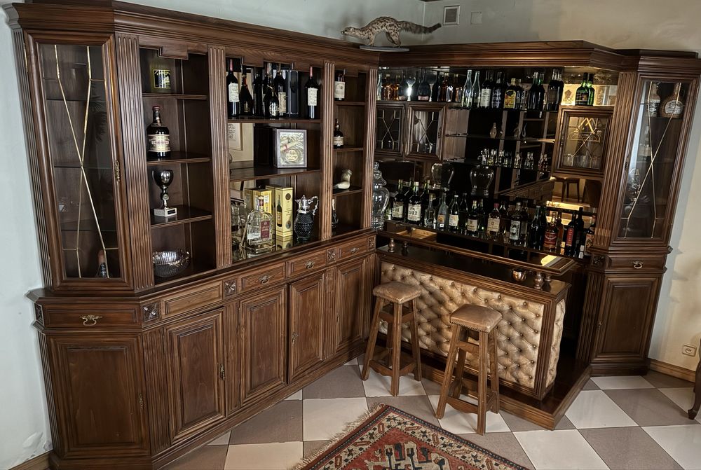 Bar e móvel com vitrinas