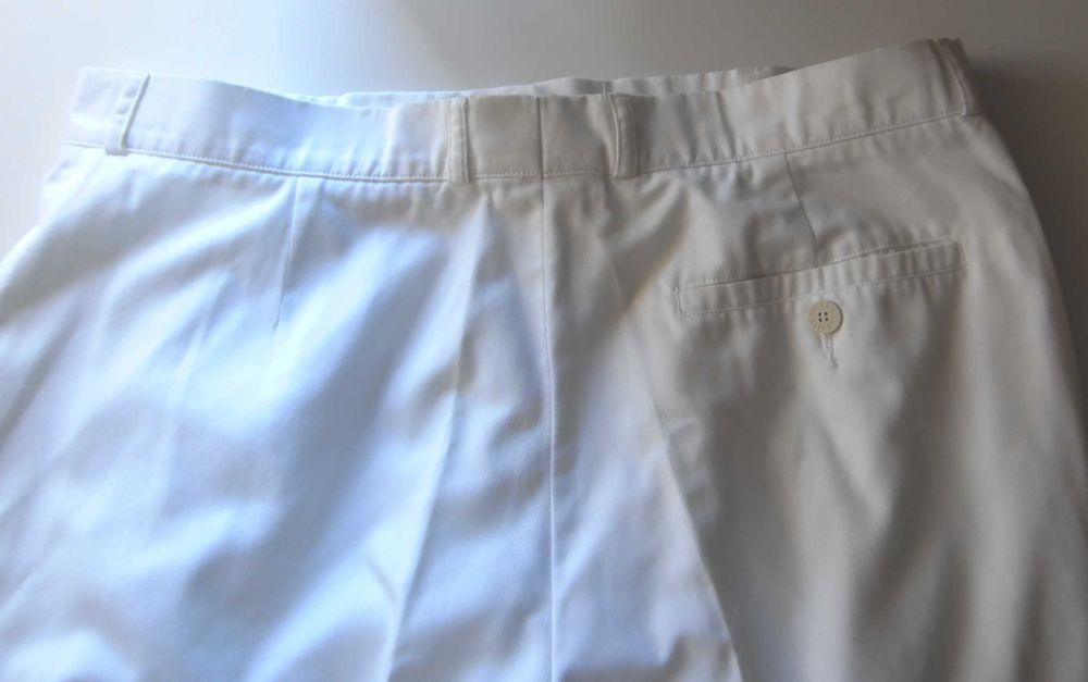 OPORTUNIDADE: Calça de homem, NOVA, clássica, cor branca LACOSTE 44FR