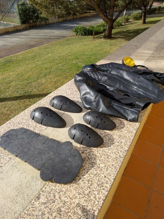 Casaco mota em pele (L) + proteções + farol amarelo (oferta)
