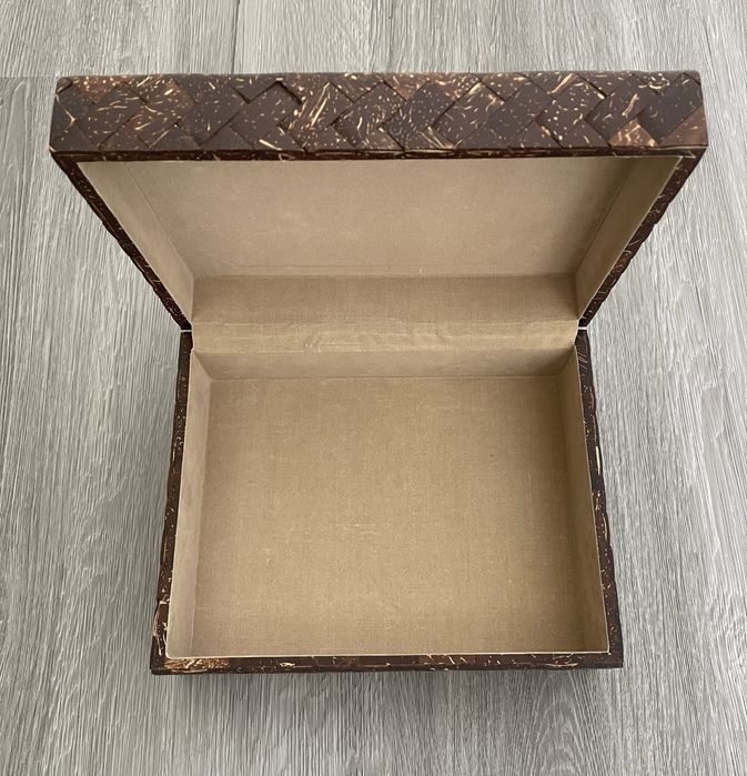 Caixa com côco embutido