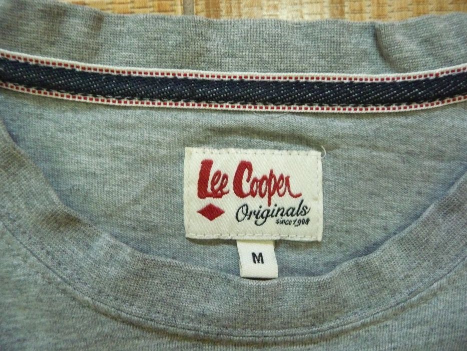 Отличная футболка бренда Lee Cooper .