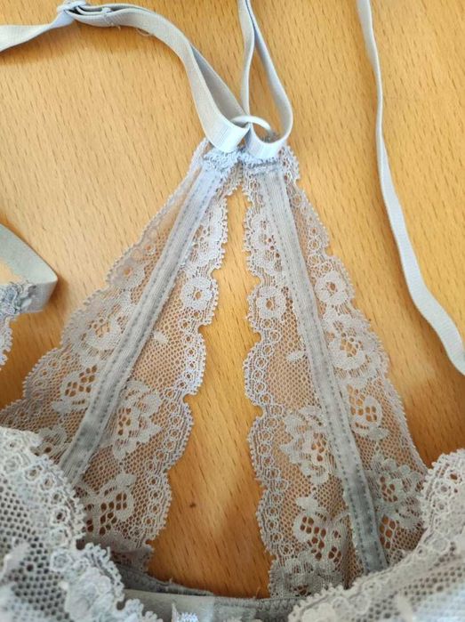 biustonosz z ozdobnymi ramiączkami na plecach braletka bardotka