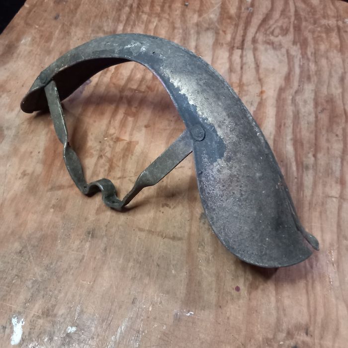 Guarda-lamas triciclo criança antigo.