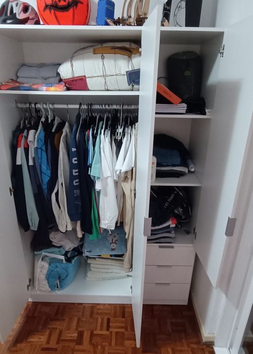 Guarda roupa em muito bom estado, altura 1.80m largura 1.20m