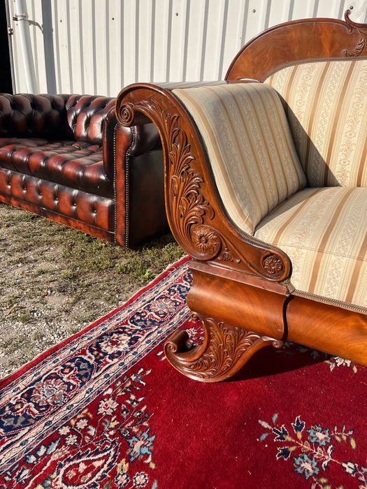 Stara sofa w stylu Biedermeier .
