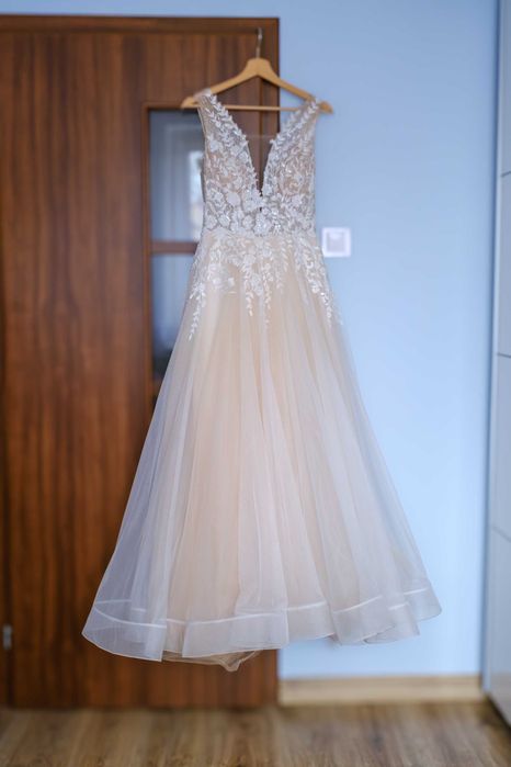 Suknia ślubna zdobiona w kolorze ecru.