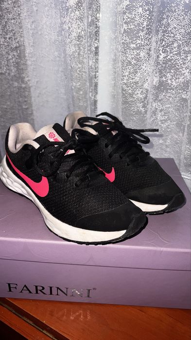 Кросівки весняняні