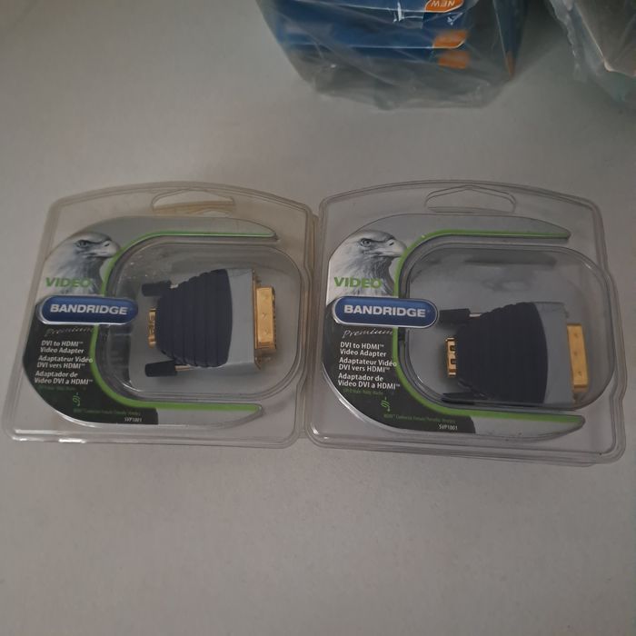 Adapter HDMI/DVI video.