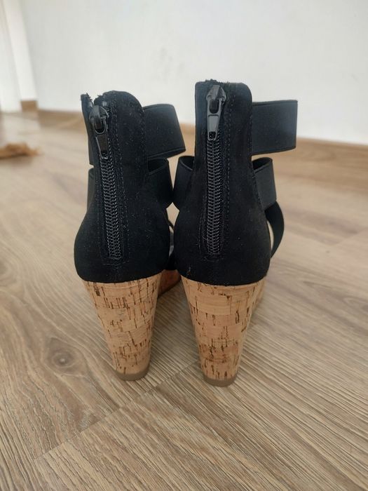 Nowe sandały na koturnie
