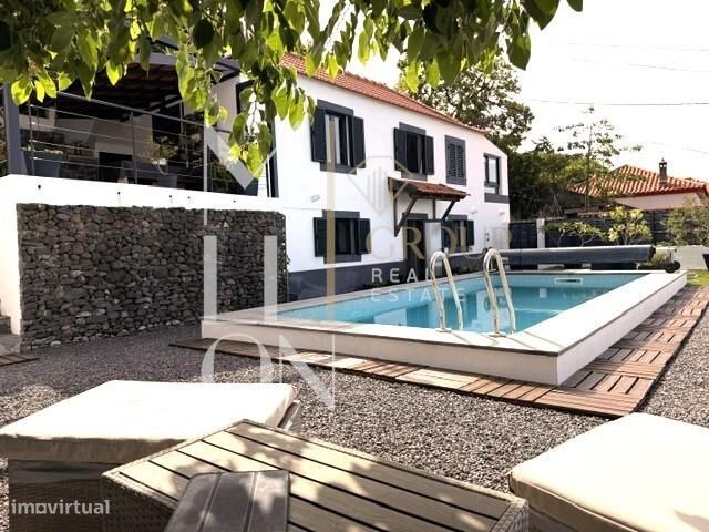 Moradia no Arco da Calheta com piscina, jardins e vista mar.