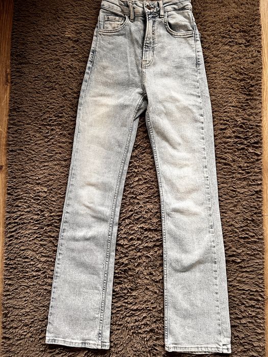 Spodnie jasne jeansy Stradivarius